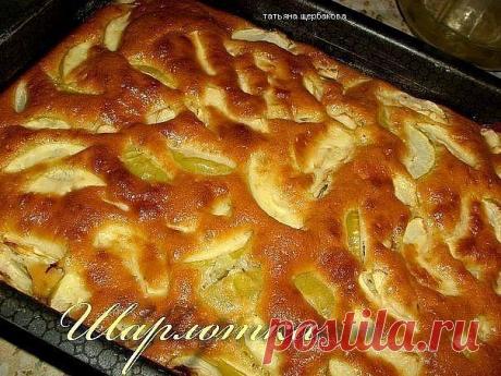 НАСТОЯЩАЯ ШАРЛОТКА.

Рецепт Татьяны Бабенко.

КАК ДЕЛАТЬ:

1. 800 грамм яблок, без кожуры, нарезать дольками, удалить сердцевинки, присыпать сахаром и корицей.

2. Приготовить тесто : 
3 яйца взбить в пышную пену с 
1 стаканом сахара, 
добавить 1 стакан сметаны взбитой с 
1 чайной ложкой соды, перемешать , 
всыпать 1.5 стакана муки.

3. В смазанную маслом форму сложить яблоки и залить тестом, поставить в духовку. 

4. Выпекать при температуре 180 градусов до готовности.