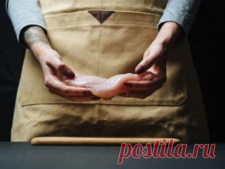 О чем молчат производители: вся правда о куриной грудке Для уменьшения стоимости куриного филе производитель должен удешевлять стоимость питания птицы и ускорять цикл ее роста. В итоге используются дешевые корма