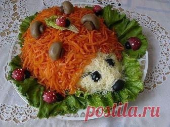 Салат ёжик-красивое и вкусное блюдо - Эфария Ингредиенты — корейская морковка – 400 г; — маринованные грибы – 200г; — куриная грудка – 200 г; — яйца — 3 шт; — сыр – 250 граммов; — репчатый лук – 1 шт; — майонез – 200 г; — маслины; — зелень петрушки. 1. Слить жидкость с маринованных грибов, подсушить с помощью бумажного полотенца,