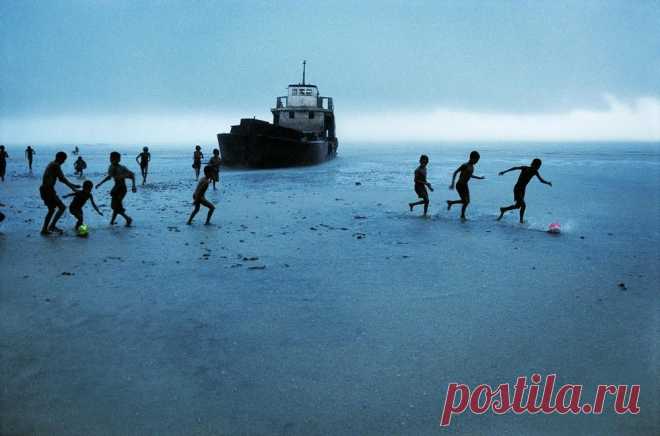 Импровизированный футбольный матч, Ситуэ, Мьянма, 1995 год. (Photo by Steve McCurry)
  |  Серия фотографий легендарного Стива МакКарри «Сила игры» • НОВОСТИ В ФОТОГРАФИЯХ