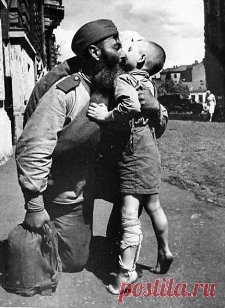 О том, с чем столкнулись наши деды после войны 






Посмотрите на это фото. Солдат, победивший фашизм, вернулся с войны. Он вернулся на разрушенную, выжженную землю. Всё его имущество поместилось в вещмешке. Из одежды — только то, что на нём, из…