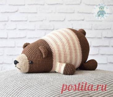 МИШКА ЛЕЖАЧИЙ
Автор описания - Ольга @mauvepony
Длина игрушки - 22 см
Используемая пряжа: Джинс от ЯрнАрт и Коттон Голд от Ализе