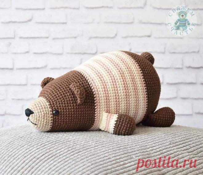 МИШКА ЛЕЖАЧИЙ
Автор описания - Ольга @mauvepony
Длина игрушки - 22 см
Используемая пряжа: Джинс от ЯрнАрт и Коттон Голд от Ализе