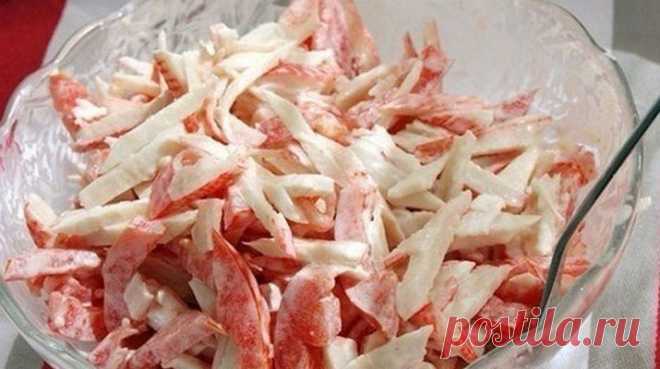 Топ-10 самых быстрых салатов 1. Салатик из крабовых палочек с помидорами Продукты: — Крабовые палочки — 150 гр. — Помидор — 1 шт. — Чеснок — 1зубчик. — Сыр твердый — Майонез — 20 гр. Приготовление: *Крабовые палочки порезать наискосок соломкой, *Помидор порезать соломкой, (лишнюю жидкость можно слить) *Сыр потереть на крупной терке. *Выдавить чеснок. *Заправить майонезом. Приятного аппетита! …