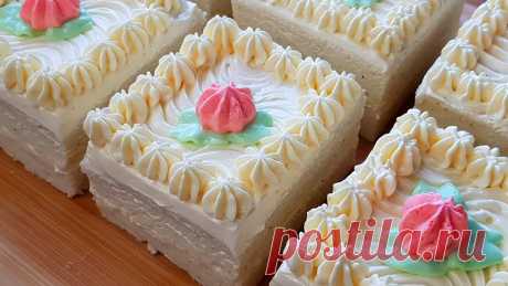 Lioka Бисквитное пирожное с классическим масляным кремом на сгущенке. Нежное и воздушное пирожное можно приготовить дома. Домашнее пирожное как в детстве - вкусное и красивое. Список продуктов: Форма 22*32 см Бисквит для пирожных - Яйцо С0 - 4 шт - Сахар - 75 г - Ванильный сахар - 5 г - Соль - щепотка - Масло растительное - 45 г - Молоко - 45 г - Мука - 70 г - Разрыхлитель- 1 ч.л. - Крахмал - 10 г…