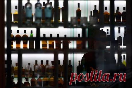 Власти оценили идею запретить продавать алкоголь в жилых домах. Власти выступили против идеи запретить продажу алкоголя в магазинах и кафе на первых этажах жилых домов. Минфин подготовил проект отрицательного отзыва на законопроект и направил его в кабмин. Минфин подчеркнул, что уже сейчас регионы могут защищать общественный порядок.