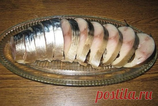 Потрясающая соленая скумбрия. 
Предлагаю самый удачный рецепт солёной скумбрии, от которой все будут в полном восторге. 
Ингредиенты 
Соль – 5 ст.л. без верха 
Сахар – 2 ст.л. 
Чай чёрный без добавок — 3 ст.л. 
Лук – 1 шт. 
Вода – 1 л 
Маринад 
В кастрюлю набираем воду, добавляем соль, сахар, нарезанный лук, чай чёрный. Чая можно взять и больше, всё зависит от его качества. Он, во-первых, цвет