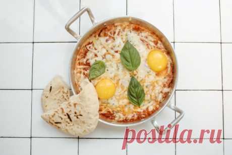 20 простых и вкусных рецептов шакшуки Шакшука - блюдо с аппетитным соусом и зеленью, которое сейчас популярно во всем мире. Ее готовят с разными овощами, сыром и мясом. Мы собрали 20 самых интересных рецептов шакшуки, которые подойдут на завтрак, обед или ужин!