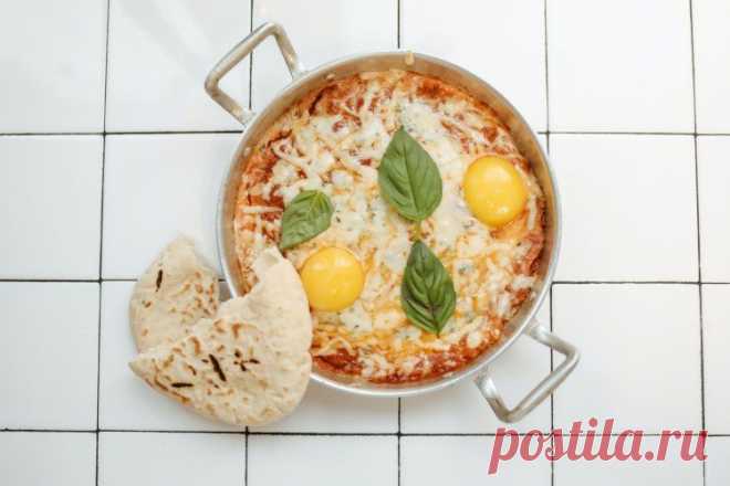 20 простых и вкусных рецептов шакшуки Шакшука - блюдо с аппетитным соусом и зеленью, которое сейчас популярно во всем мире. Ее готовят с разными овощами, сыром и мясом. Мы собрали 20 самых интересных рецептов шакшуки, которые подойдут на завтрак, обед или ужин!