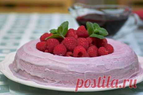 Сrème glacée aux Framboise - Замороженный мусс с малиной
1 порция ягодного соуса
3 яичных белка
на кончике ножа порошок винного камня (creme of tartar, факультативно)
50г сахара (или по вкусу, в оригинале было 100г*)
1,5 ст.ложки лимонного сока
1.5 чашки сливок (жирных для взбивания)
15 мл малинового ликёра, 250г свежих ягод и листья мяты для подачи
1 круглая форма ёмкостью 6 чашек