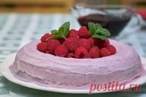 Сrème glacée aux Framboise - Замороженный мусс с малиной
1 порция ягодного соуса
3 яичных белка
на кончике ножа порошок винного камня (creme of tartar, факультативно)
50г сахара (или по вкусу, в оригинале было 100г*)
1,5 ст.ложки лимонного сока
1.5 чашки сливок (жирных для взбивания)
15 мл малинового ликёра, 250г свежих ягод и листья мяты для подачи
1 круглая форма ёмкостью 6 чашек