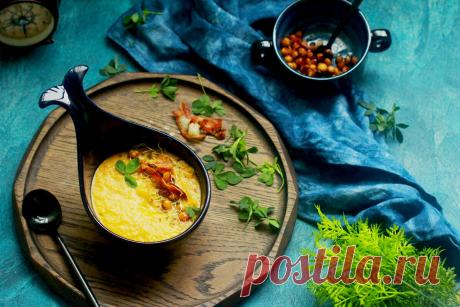 Как защитить себя от негативных последствий лишнего веса: 5 мощных эффектов кверцетина  🔥.
Кверцетин – это флавоноид, который содержится в луке, овощах, фруктах, ягодах и других продуктах растительного происхождения. Он не только придает им характерный цвет, но и обладает целым рядом полезных свойств: защищает от свободных радикалов, стимулирует производство коллагена, подавляет воспалительные процессы, а также предотвращает образование тромбов и