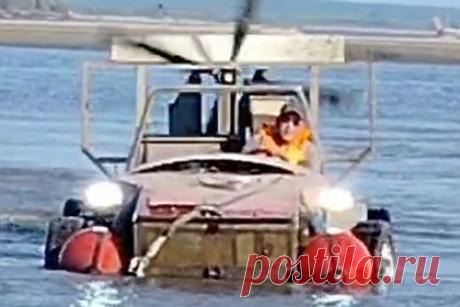 Россиянин прокатился на самодельном автомобиле-амфибии по реке и попал на видео. Житель Якутии смастерил автомобиль-амфибию, прокатился на нем по воде и попал на видео. На записи видно, как россиянин пересекает реку на аппарате с колесами и большим пропеллером. Мужчина останавливается возле берега и выходит на сушу. На заднем плане проплывает теплоход «Демьян Бедный».