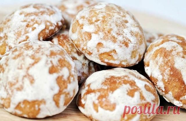 ПРЯНИКИ НА БЫСТРУЮ РУКУ

Если у вас залежался кефир в холодильнике, ни в коем случае не выливайте его – можно приготовить вкуснейшие домашние пряники. Предлагаю отличный рецепт из 90-х годов, которым пользовалась еще мама. Аромат от меда стоял умопомрачительный. Рекомендую приготовить домашние пряники по этому простому рецепту.

Продукты для домашних пряников на кефире:
350 мл кефира (или простокваши)
1 стакан сахара
2 желтка и 1 белок
1 ст. л. меда
3 ст. л. растительного ...