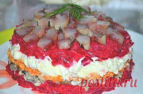 Салат с сельдью даже вкуснее, чем обычная и привычная нам "селедка в шубе".