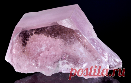 Морганит (воробьевит).
----------------------------------------------------------------------------------------------
Морганит - это полудрагоценный камень, который стал известен в 1910 году, а свое название получил в 1911. Оно связано с именем известного в США филантропа и банкира Моргана. Второе имя камня - воробьевит, что связано с фамилией знаменитого русского ученого Виктора Ивановича Воробьева, который первым обнаружил эту разновидность берилла на Урале. Помимо вышеп...