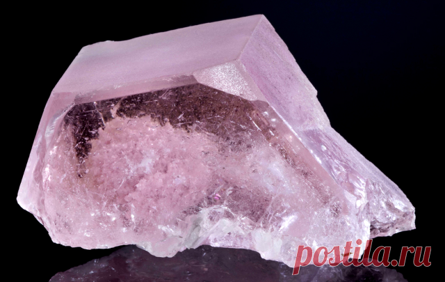 Морганит (воробьевит).
----------------------------------------------------------------------------------------------
Морганит - это полудрагоценный камень, который стал известен в 1910 году, а свое название получил в 1911. Оно связано с именем известного в США филантропа и банкира Моргана. Второе имя камня - воробьевит, что связано с фамилией знаменитого русского ученого Виктора Ивановича Воробьева, который первым обнаружил эту разновидность берилла на Урале. Помимо вышеп...