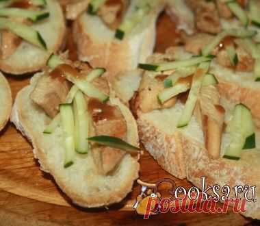 Кростини с огуречной соломкой и маринованной курицей с луковым дрессингом фото рецепт приготовления