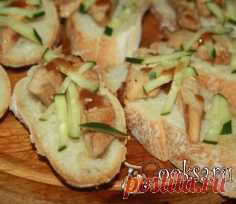 Кростини с огуречной соломкой и маринованной курицей с луковым дрессингом фото рецепт приготовления
