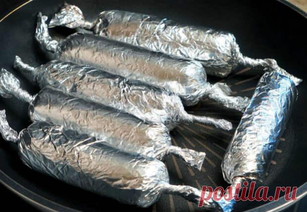 Порционное мясо в фольге пожарим на сковородке с грибным соусом и яйцами. Добавим овощной зажарки, специй — получится настолько вкусно, что просить будут по две тарелки. 500 граммов филе говядины (можно заменить любым другим мясом) тонко нарезаем и отбиваем на доске, добавляем специй и соли. Пока