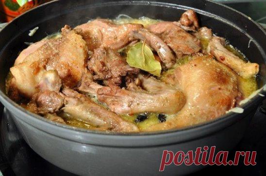 Рецепты мясных блюд для праздничного стола
«Пивной гусь»
Это блюдо оценят не только любители пива, но и все те, кто любит вкусно приготовленное мясо птицы.
Понадобится:
гусь – 3 кг;
лук – 2-3 головки;
светлое пиво – 1 л;
соль, черный душистый перец, лавровый лист – на глаз.
Тушку гуся лучше разделать на кусочки, удалив весь лишний жирок. У этой птицы довольно жесткое мясо: оно попросту не пропечется, если готовить ее целиком. Разделанного гуся отправьте в глубокую сковороду на сильный огонь д