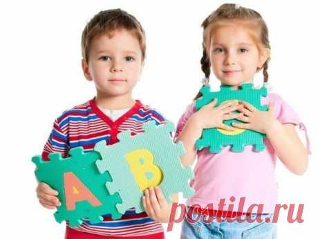 УЧИМ БУКВЫ ИГРАЮЧИ ♥ Альбомчик для букв Цель: запоминать буквы, учиться определять первый звук в словах. Возраст: с 3-4 лет. Что вам понадобится: фотоальбом для 36 фотографий 10х15 см, карточки из белого картона (10х15 см, 66 штук), цветные карандаши, фломастеры, восковые мелки, акварельные краски, гуашь, журналы/каталоги/ открытки/наклейки, ножницы, клей. Как играть? С помощью обычного фотоальбома, картинок из журналов и каталогов, из открыток и наклеек, вы можете изготовить полезное пособие…