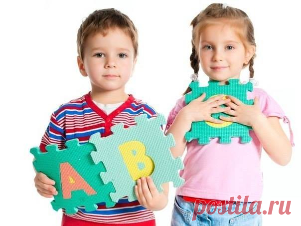 УЧИМ БУКВЫ ИГРАЮЧИ ♥ Альбомчик для букв Цель: запоминать буквы, учиться определять первый звук в словах. Возраст: с 3-4 лет. Что вам понадобится: фотоальбом для 36 фотографий 10х15 см, карточки из белого картона (10х15 см, 66 штук), цветные карандаши, фломастеры, восковые мелки, акварельные краски, гуашь, журналы/каталоги/ открытки/наклейки, ножницы, клей. Как играть? С помощью обычного фотоальбома, картинок из журналов и каталогов, из открыток и наклеек, вы можете изготовить полезное пособие…