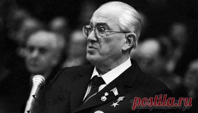 15 месяцев надежды от Андропова Юрий Андропов стоял у руля Советского Союза лишь 15 месяцев. О его роли в становлении новой страны до сих пор ходят споры. Одни уверены, что недолгое руководство стало предвестником краха в 1991-м, др...