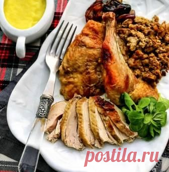 Цесарка печенная с пряным фаршем по Бретаньски