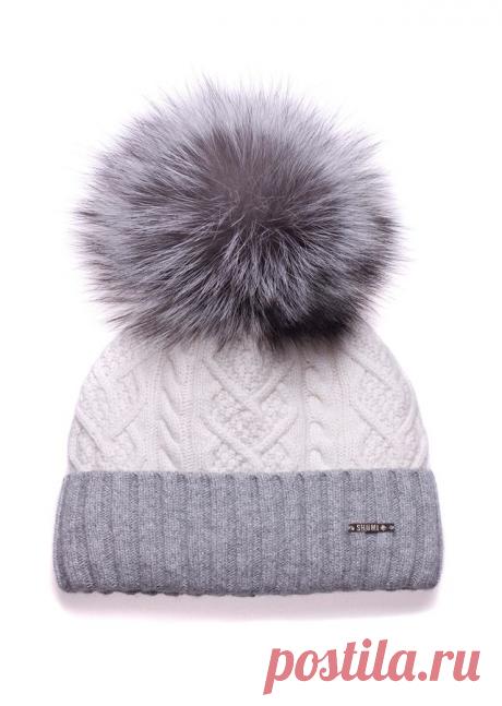 Шапка зимняя с хлопковой подкладкой и утеплителем, без завязок. Помпон из натурального меха финской лисицы премиум качества размер XXL. Посадка на голове прекрасно закрывает все уязвимые к холоду места - лоб, уши, шею.