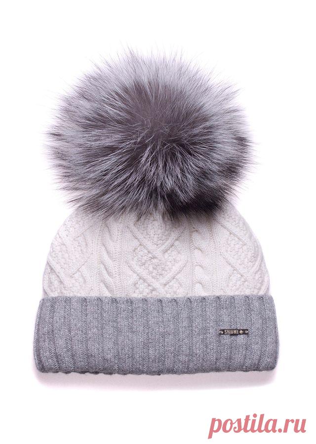 Шапка зимняя с хлопковой подкладкой и утеплителем, без завязок. Помпон из натурального меха финской лисицы премиум качества размер XXL. Посадка на голове прекрасно закрывает все уязвимые к холоду места - лоб, уши, шею.