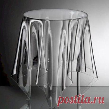 Прозрачный стол без ножек.