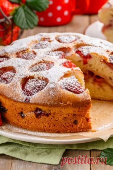 Простая пышная шарлотка с клубникой в духовке: рецепт — Лайфхакер