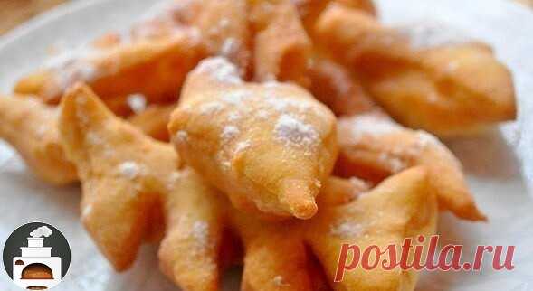 Воздушный хворост 
Ингредиенты: 
- Мука пшеничная – 2.5 стакана 
- Молоко – 50 г 
- Сметана – 70 г 
- Сода 
- Яйца куриные – 2 шт. 
- Ванилин — на кончике ножа 
- Сахар – песок – 1 ст. ложка 
- Водка – 2 ст. ложки 
- Уксус 
- Сахарная пудра 
- Масло растительное – 300 мл 

Приготовление: 
1. В емкости взбиваем яйца с сахаром и ванилином, добавляем сметану и водку и хорошенько все перемешиваем. 
2. Гасим уксусом соду и тоже добавляем в тесто. 
3. В полученную массу постепен...