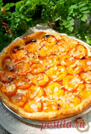 Абрикосовый пирог с миндалем из кондитерской «Тарт Тропезьен»