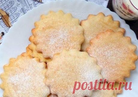 Замечательный рецепт печенья за 15 минут. Можно приготовить даже на завтрак! Ещё один вкус детства! Сразу вспоминается бабушка, деревня, каникулы в школе… А меж тем, освежить в памяти этот вкус не стоит никакого труда, ведь