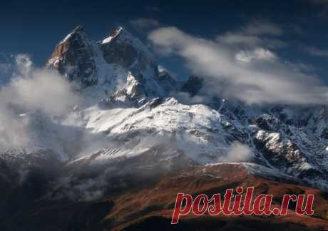 Сергей Сутковой, автор фото: «Ушба – самая впечатляющая гора из всех, что я видел. Какой-то неведомо силой покорила она мою душу. Возможно совокупностью своей красоты, количеством и красотой легенд окружающих ее, коварством и своим сложным характером».