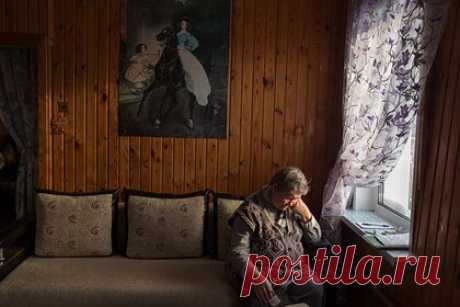 Жительница Томска вошла в число победителей всероссийского фото-фестиваля. Томский фотограф Валентина Половникова вошла в число четырнадцати победителей портфолио-ревю на фестивале «Молодые фотографы России». Половникова представила фотосерию «Прощание. Дом детства», посвященную дому ее бабушки. По ее словам, снимки отражают тоску по дому и родному месту.