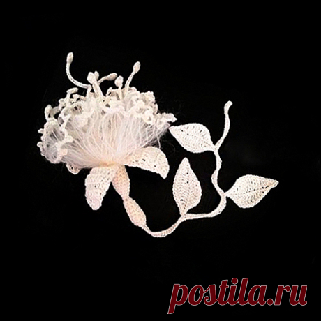 Цветок фуксии крючком - мастер-класс Olga Lace Каждая рукодельница может стать феей и сделать свой любимый инструмент волшебной палочкой, превращая самые обычные вещи в сказочные. Клубок ниток и вязальный крючок могут совместно творить чудеса! 
Вот отличная идея для того чтобы немного поколдовать - цветок, связанный крючком. Фуксию, которую вы видите на картинке, придумала и связала рукодельница Ольга Лэйс.