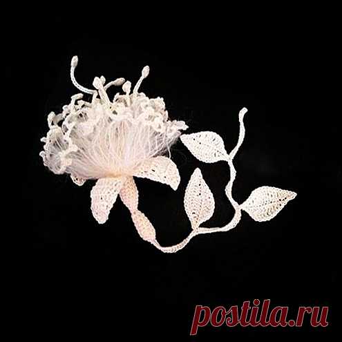 Цветок фуксии крючком - мастер-класс Olga Lace Каждая рукодельница может стать феей и сделать свой любимый инструмент волшебной палочкой, превращая самые обычные вещи в сказочные. Клубок ниток и вязальный крючок могут совместно творить чудеса! 
Вот отличная идея для того чтобы немного поколдовать - цветок, связанный крючком. Фуксию, которую вы видите на картинке, придумала и связала рукодельница Ольга Лэйс.