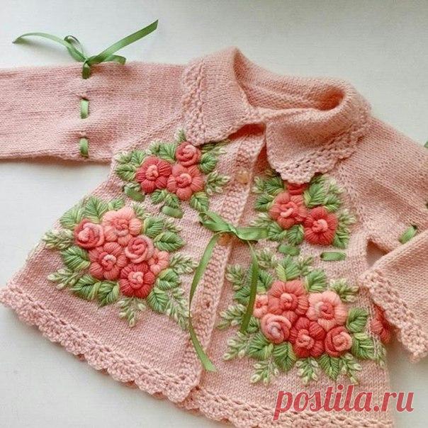 Вязаные изделия с ручной вышивкой
