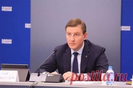 Необходимые гарантии. ЕР внесла в Госдуму законопроект о наставничестве. 14 марта «Единая Россия» внесла в Госдуму законопроект о доплате за наставничество на предприятиях. К наставникам на федеральном и региональном уровнях установят требования с учетом отраслевых особенностей.