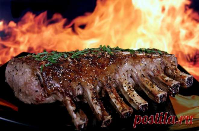 Как выбрать и приготовить баранину: простой и вкусный рецепт
В наших широтах бараньи ребра (среди других кусков мяса) занимают не самые ведущие позиции. И совершенно напрасно. Баранине в нашей стране катастрофически не везет. Бараны тощие. Мясо дорогое. Многих пугает специфический запах. Свинине и говядине повезло куда как больше — можно купить хоть ночью, вполне приемлемого качества. Баранина — дело другое. Кто-то ходит в халяльные […]
Читай дальше на сайте. Жми подробнее ➡