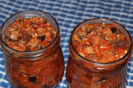 Хочу вам предложить заготовить на зиму остренькие, очень вкусные, с невероятным ароматом баклажаны по-грузински. Готовятся совершенно просто, а результат - отличный. Советую!
Из данного количества продуктов получится 2 пол-литровые баночки баклажанов. 
Для приготовления баклажанов по-грузински на зиму понадобится: баклажаны - 1 кг; сладкий болгарский перец - 400 г; масло растительное - 100 г; че