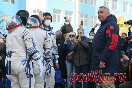 Рогозин оценил работу киноэкипажа на орбите. Глава корпорации «Роскосмос» Дмитрий Рогозин оценил работу киноэкипажа на орбите. Он похвалил экипаж и отметил, что их работа прошла без замечаний. Съемочная группа, в которую входили актриса Юлия Пересильд и режиссер Клим Шипенко, покинула МКС и приземлилась в Казахстане.