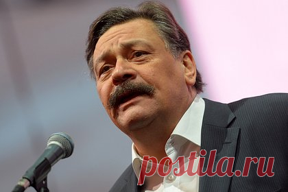Имущество актера Дмитрия Назарова в России оказалось под угрозой. Актер и звезда сериала «Кухня» Дмитрий Назаров, покинувший Россию на фоне критики специальной военной операции (СВО), рискует потерять дом и квартиру за фейки о Вооруженных силах РФ. О том, что над его имуществом нависла угроза, сообщает kp.ru. Издание напомнило, что у Назарова осталось немало недвижимости в России.