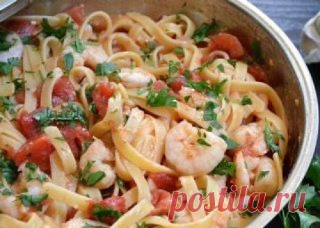 Паста с креветками и томатами.