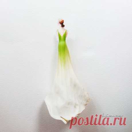 Акварели художницы из Сингапура. Воздушные барышни в цветочных платьях.