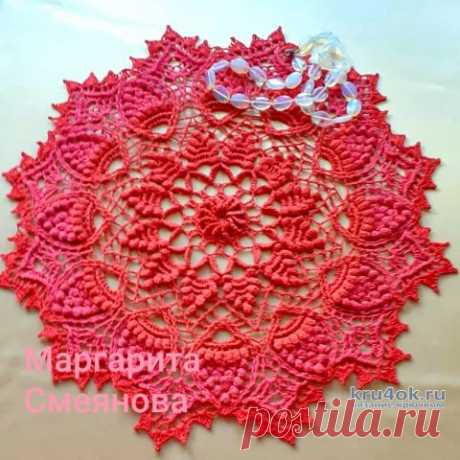 Салфетка крючком Красная корона. Работа Маргариты