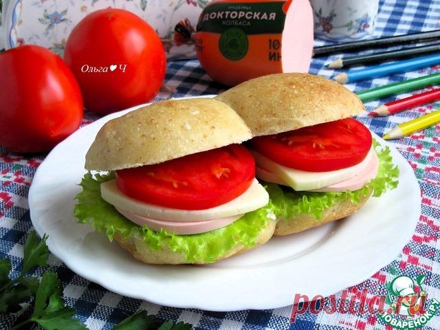 Сэндвич в булочке "Поделись с другом". Идея сэндвича в двойной булочке с сыром, помидором и колбасой ТМ Индилайт, выручит друга или подругу, забывших взять с собой еду в школу. Булочки готовятся вместе, но легким движением рук делятся пополам на два отдельных сэндвича. Поделитесь с другом и попробуйте!